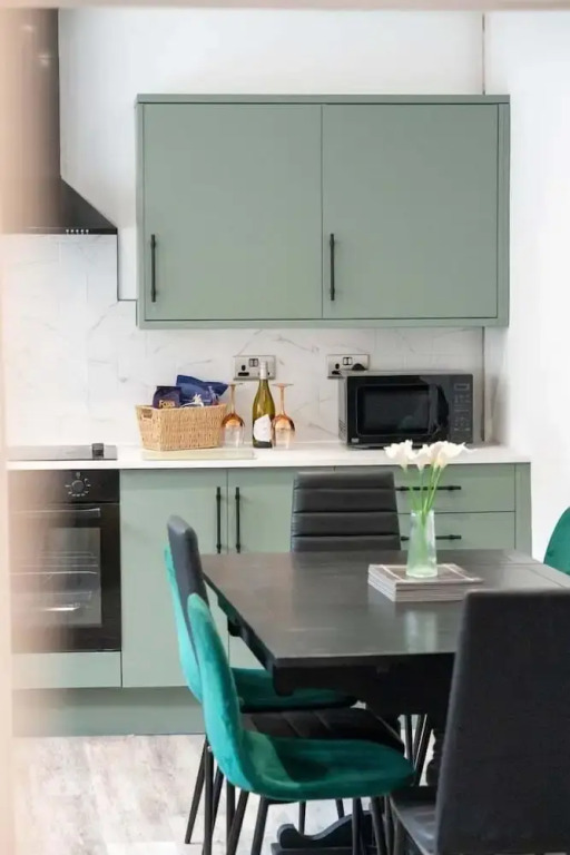 Stadium View 5-bed Retreat + Parking