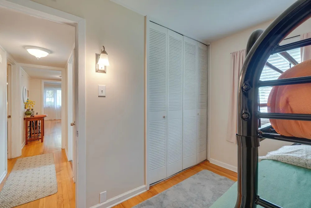 Oak Ridge Retreat w/ Porch < 1 Mi to Downtown