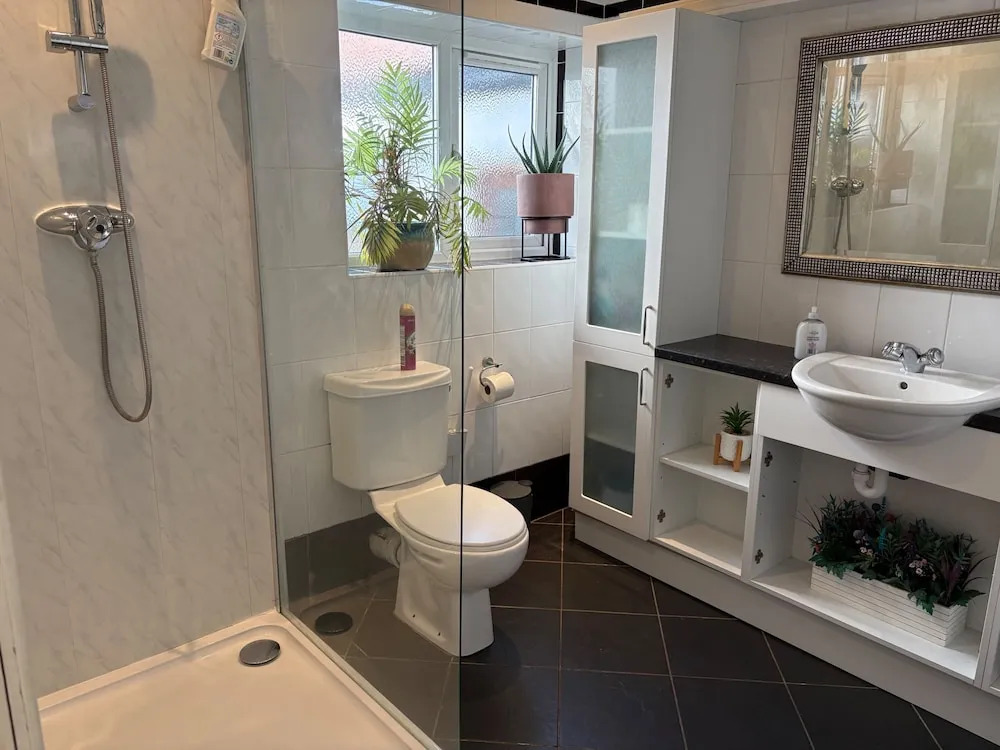 5 Bed Villa - Sleeps 10 - Pets - Garden - Parking