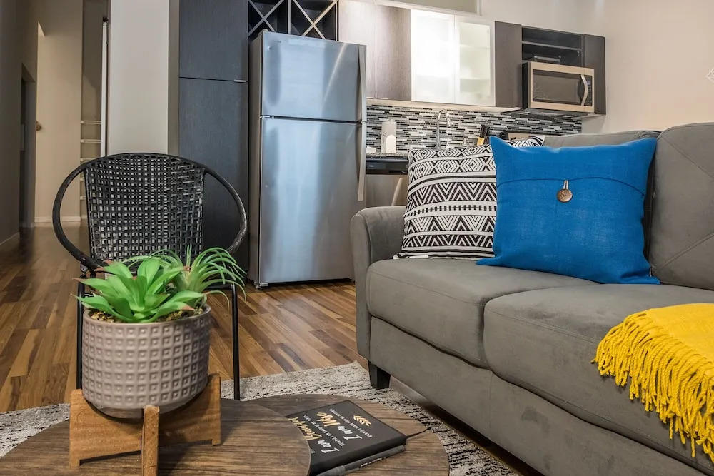 1 BR & 2 BR Apt in Central Business District by Frontdesk