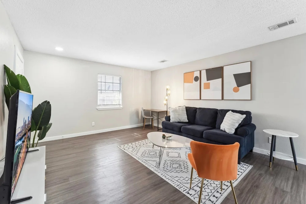 Spacious and Fun King Bed 2BR w Pool 5 Min to DT