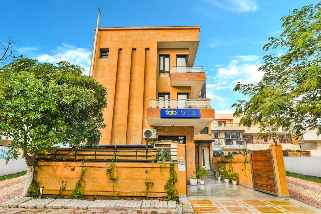 FabHotel Rallkmas - DLF Phase 2 & MG Road Metro