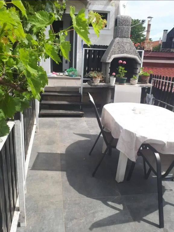 Slatka sobica za dvoje sa upotrebom zajednicke kuhinje i kupaonice