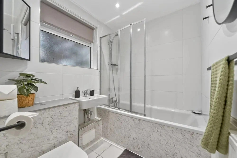 Madeira 2BR Garden Retreat in Bromley With Street Parking