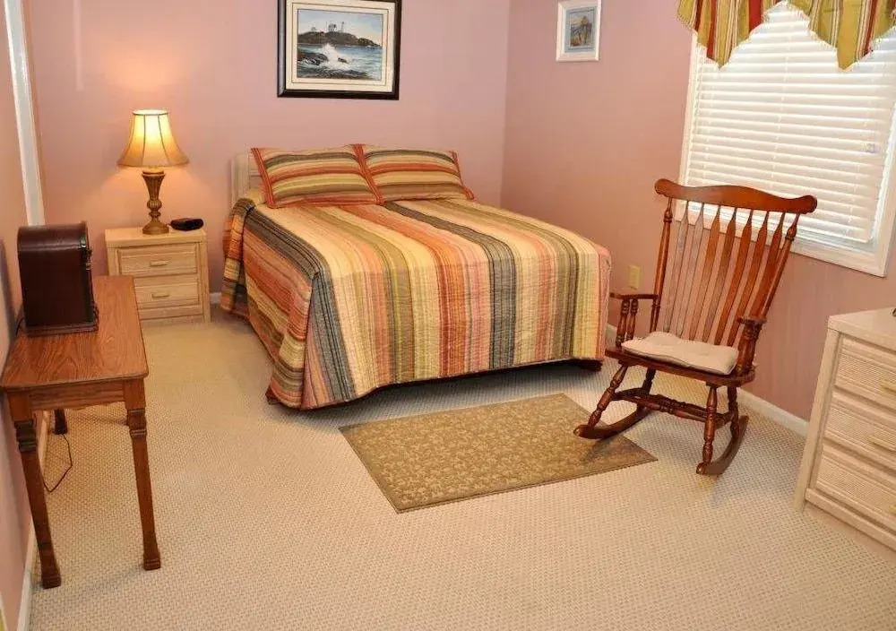 TJ's - 4 Br home by RedAwning