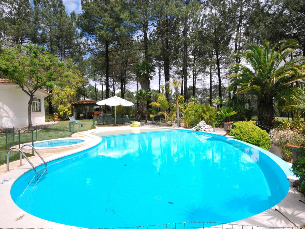 Luxurious Villa in Quinta do Conde with Private Terrace