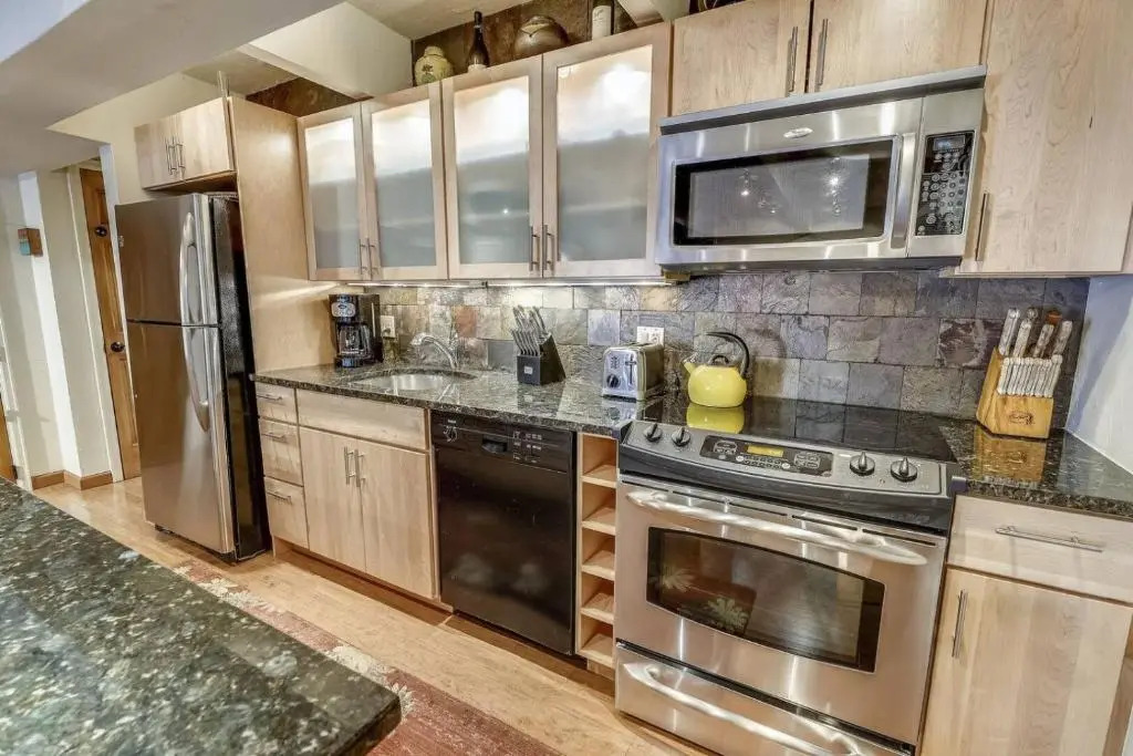 Expansive 2 Bedroom Downtown Aspen Condo, Walk to Gondola for Skiing, Steps to Dining, Shopping and Entertainment