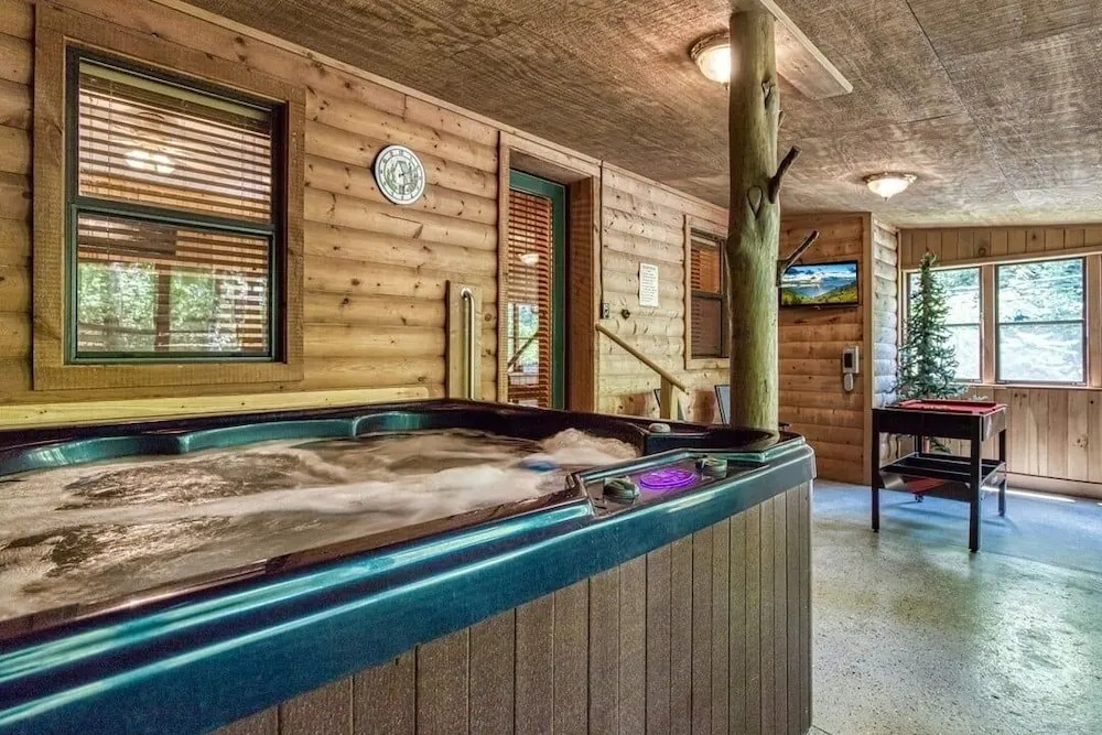 Bearly Rustic 2 Bedroom Cabin