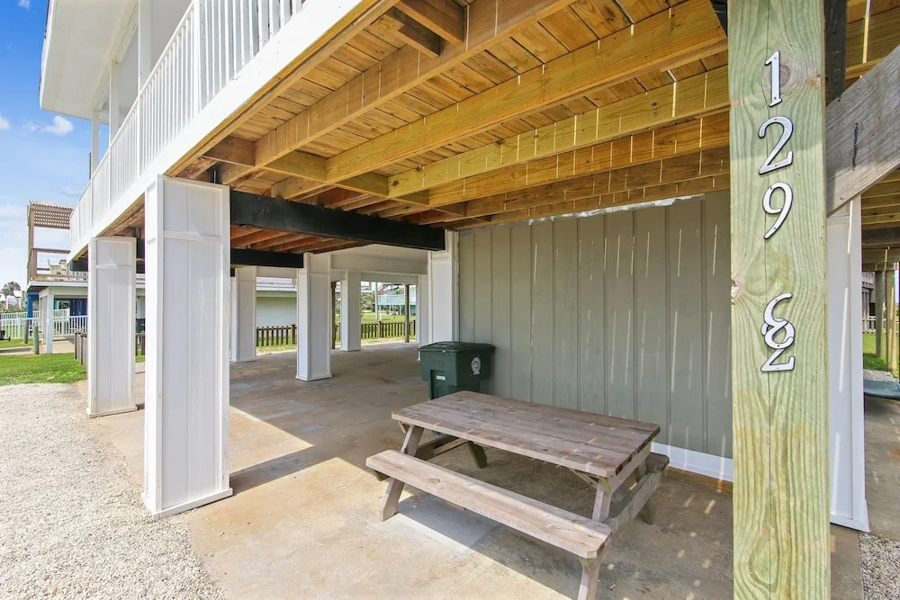 Betsy's Beachfront Cottage 3 Bedrooms 2 Bathrooms Home