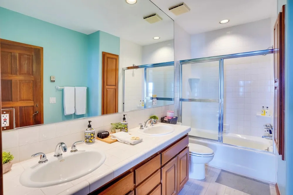 Bright Catalina Island Condo w/ Ocean Views!