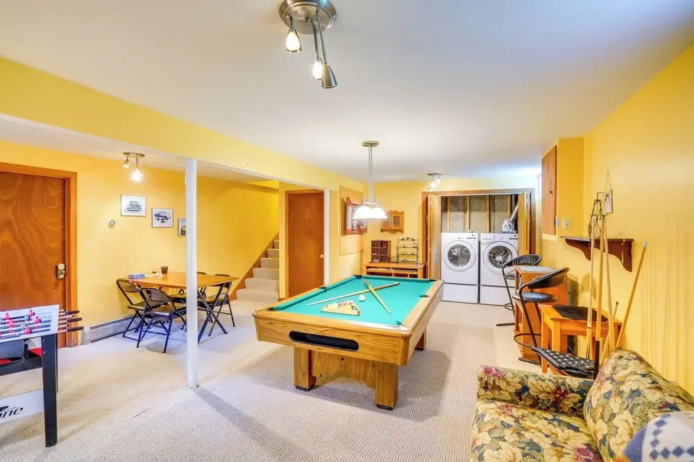 Game Room, Hot Tub! Year-round Dover Retreat