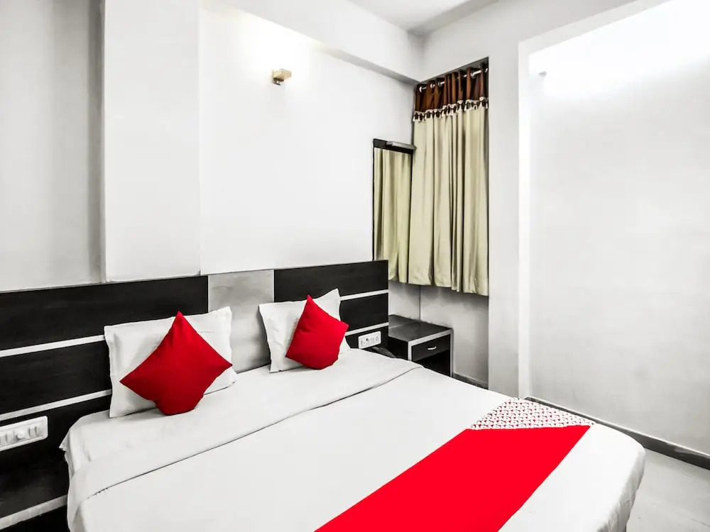 OYO 15650 Tourist Inn