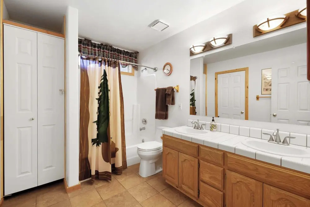 Paradise Pines 3BR Secluded Cabin Minutes in Tahoe Donner!