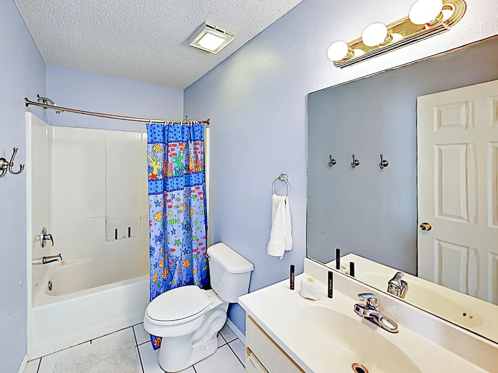 New Listing! Island W/ Pool, Walk To Beach 3 Bedroom Condo