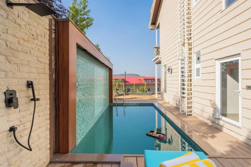 ELIVAAS prive The Royce Lilly Luxe 4 BHK