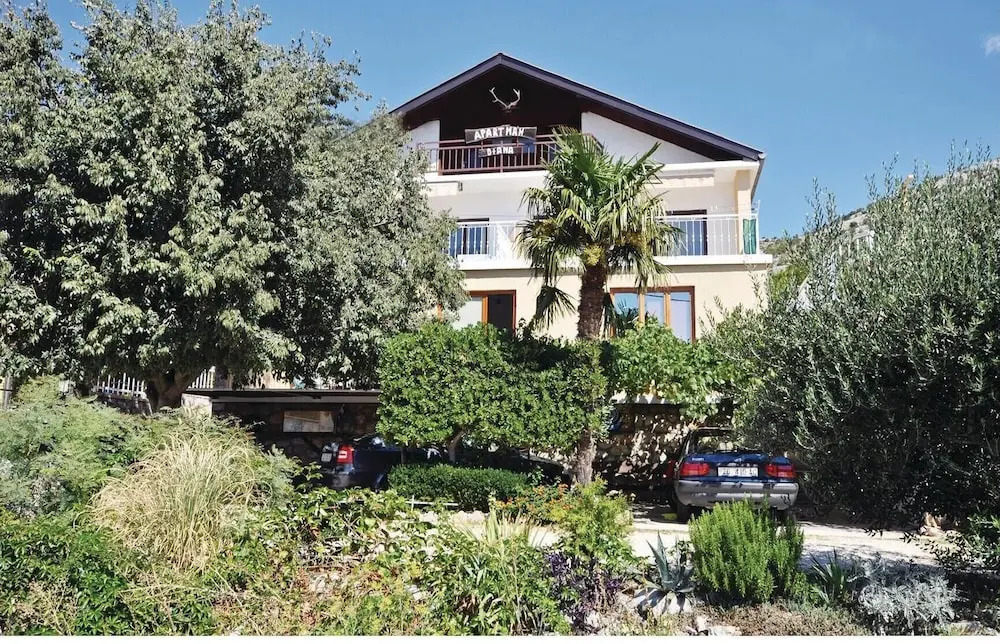Beautiful Apartment in Starigrad Paklenica With 2 Bedrooms