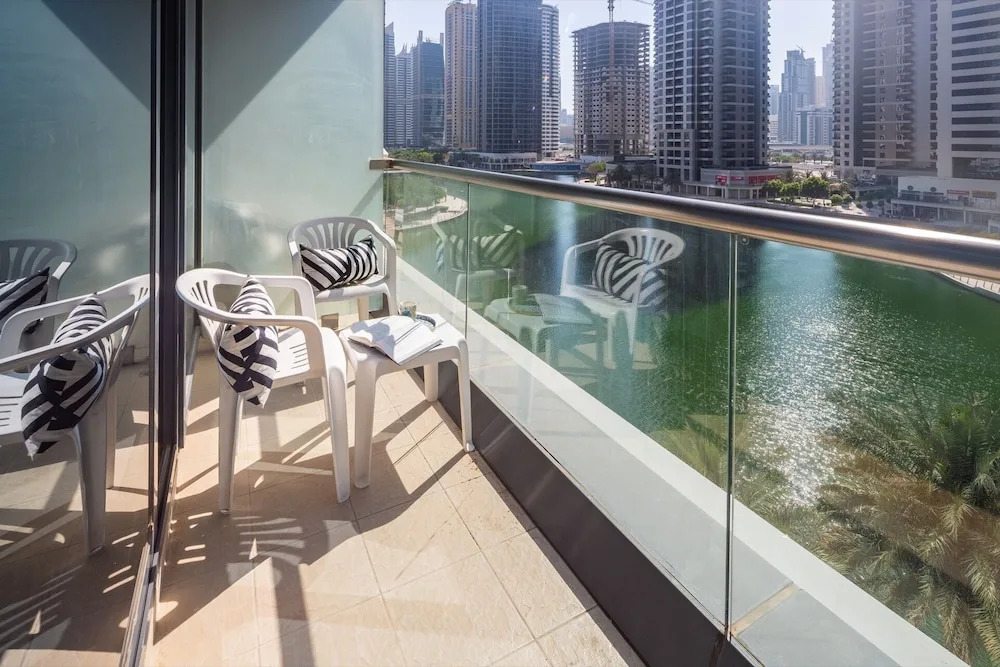 Spacious + Modern Studio in JLT - Sleeps 3