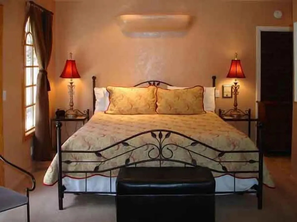 Coyote Inn - 21 and Over - A Town & Desert Boutique Hotel