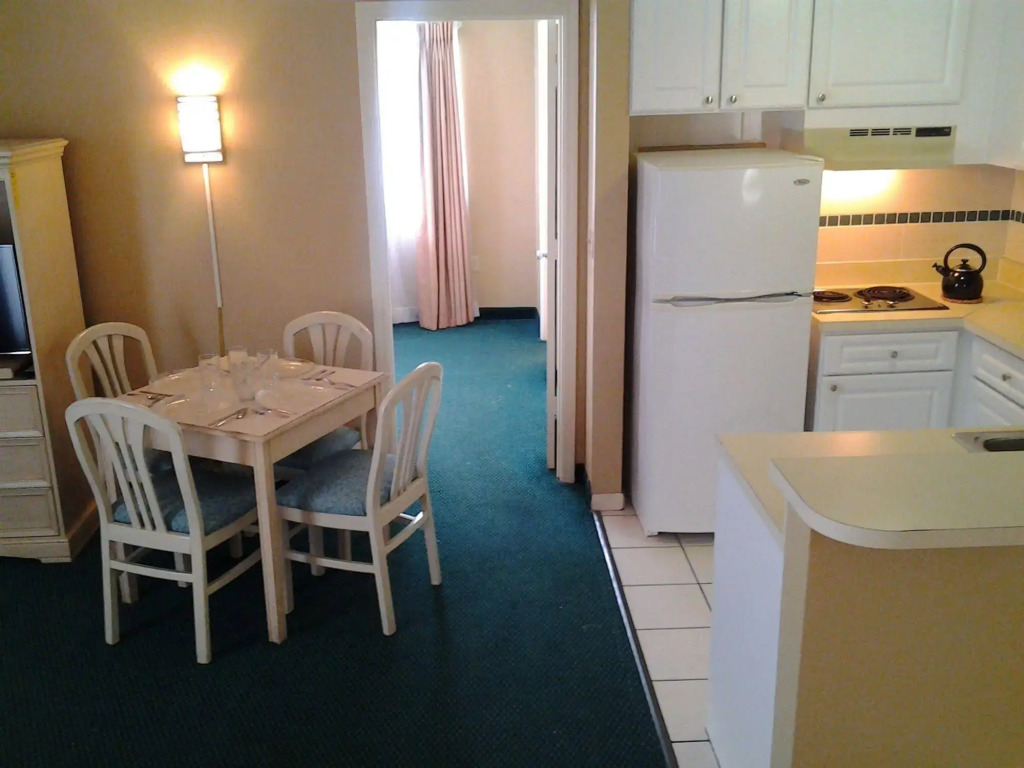Kitchenette Condos Universal by Amerom