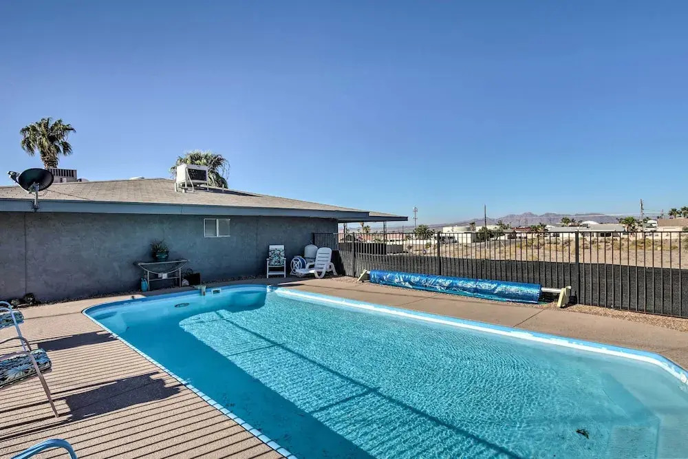 4 Mi to Beach: Lake Havasu Apartment w/ Pool!
