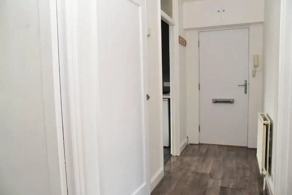 Bright and Spacious 2-bed Apartment in Sutton