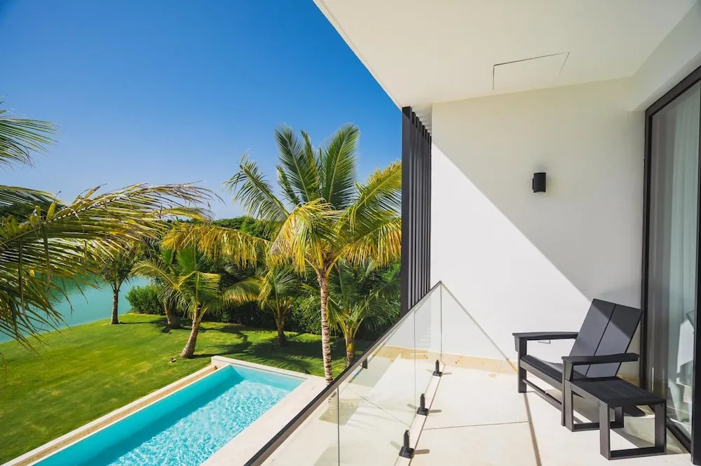 New Lake Front Villa in Golf and Beach Resort