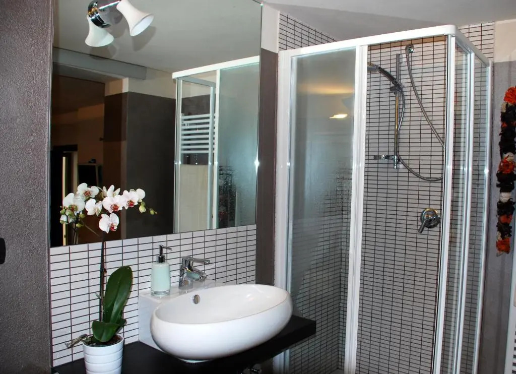 Villa Luna Stunning Modern Villa Shared Infinity Pool, Big garden, Fantastic lake view,AC