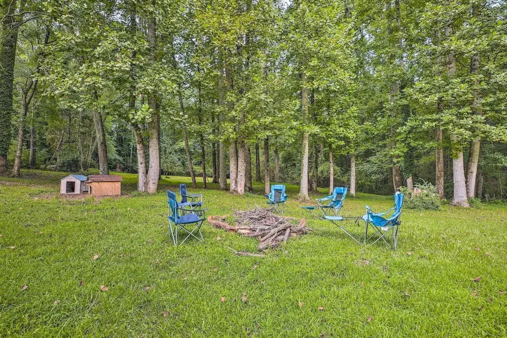 Quiet Home w/ Fire Pit - 1 Mi to Downtown Acworth!