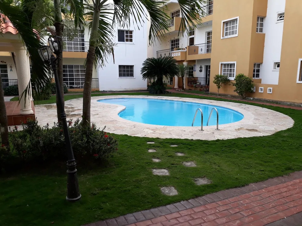 1br 6 Miles to Beaches & Airport w/ Parking/wifi & Hot Water