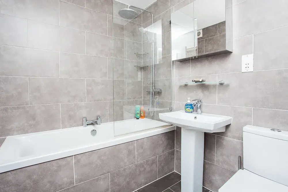 Modern 2 Bedroom House With Parking