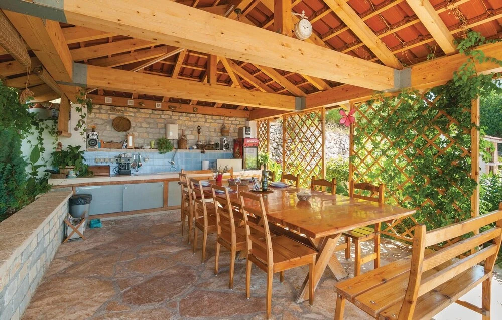 Beautiful Home in Mravince With Wifi and 2 Bedrooms