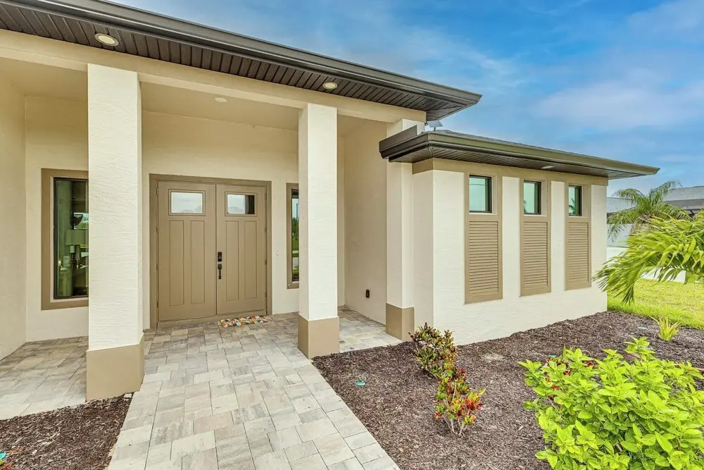 Outdoor Oasis: Spacious Family Home in Cape Coral!