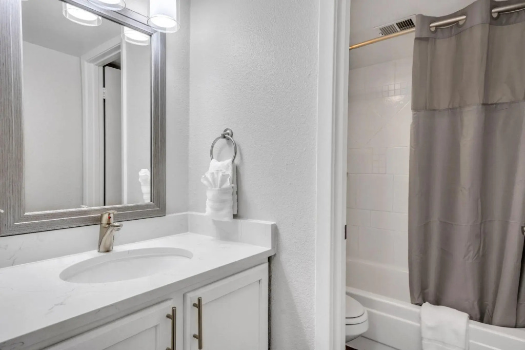 West University- 2BR- Parking- WiFi