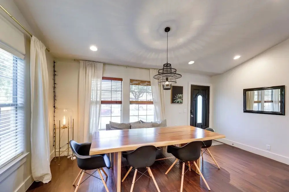 5 Mi to Dtwn Austin: Vibrant Home w/ Patio