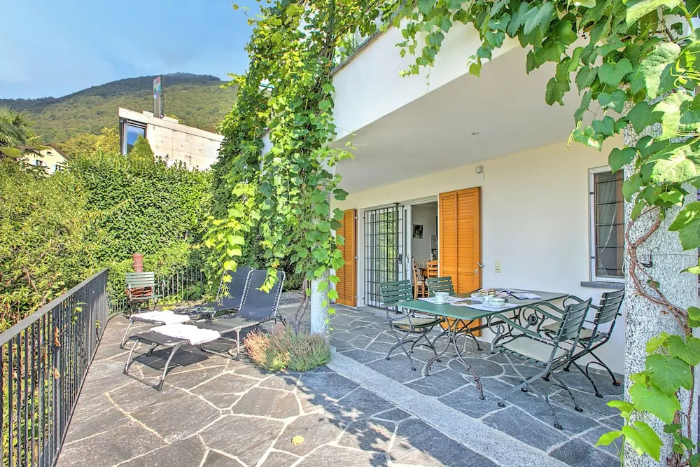 Locarno Area: Quiet Lake View Escape 1