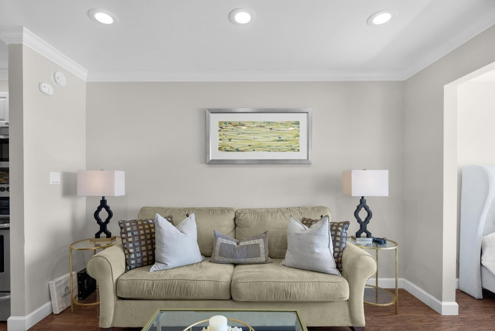 Sunset Harbor Palms 2-304