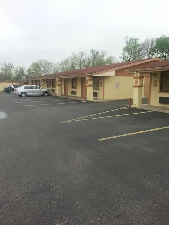Deluxe Inn Motel
