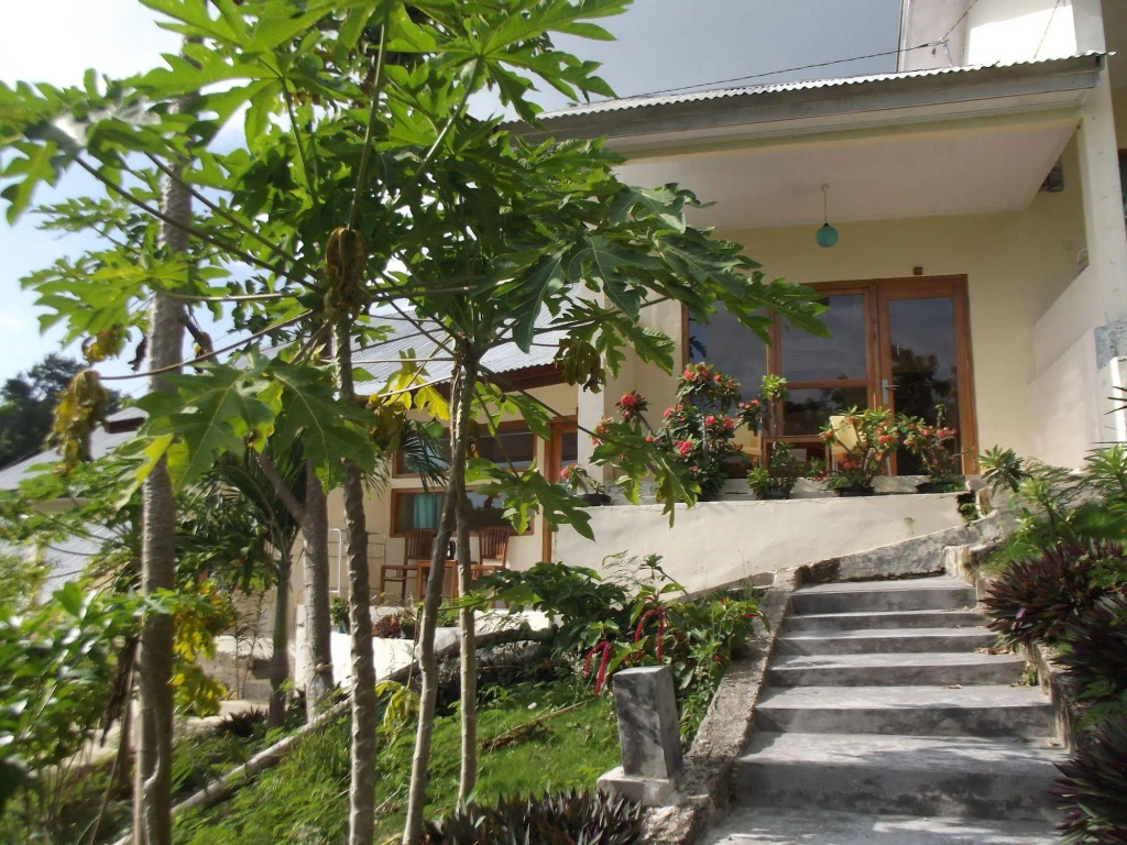 CF Komodo Hotel