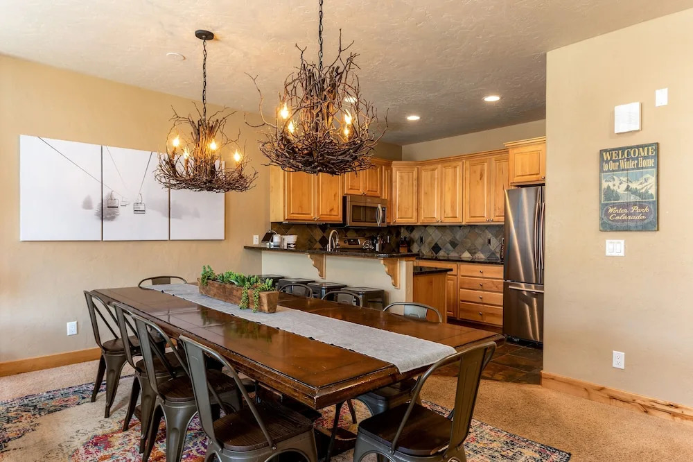 New Listing! Upscale W/ Private Hot Tub 5 Bedroom Townhouse