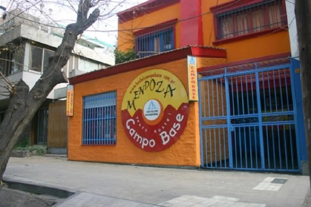Campo Base Youth Hostel