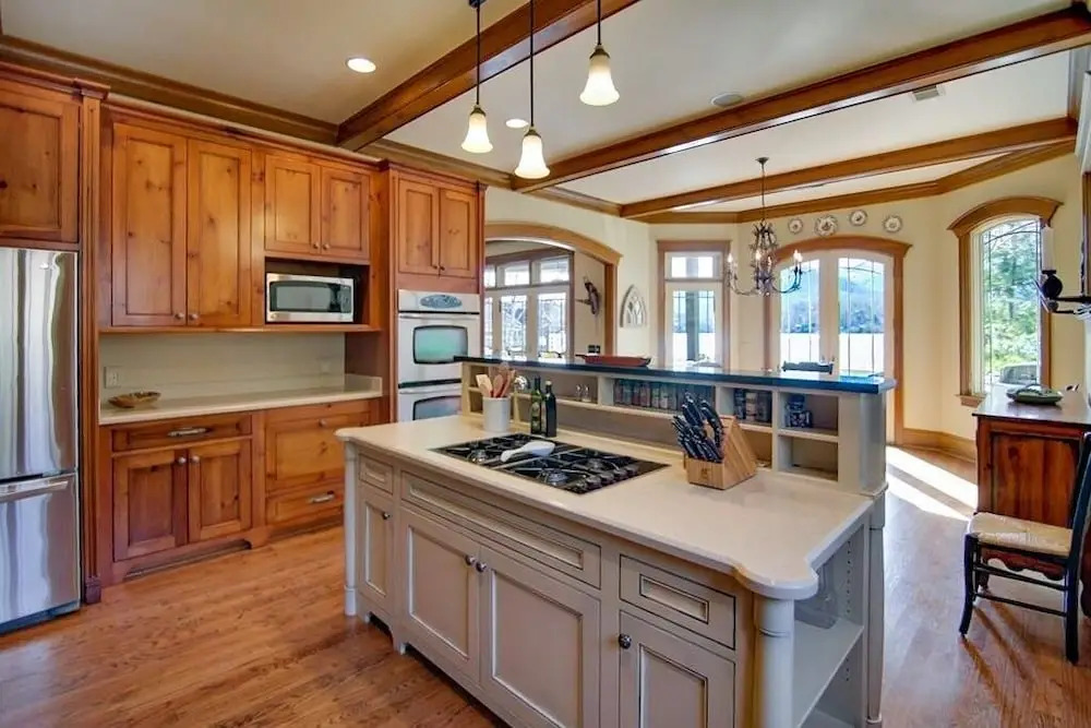 new Lakefront With Canoe, Game Room And Boat House!! 5 Bedroom Home
