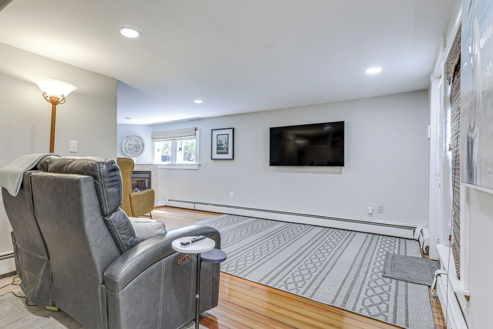 Steps to Short Beach: Ocean-view Apt w/ Deck!