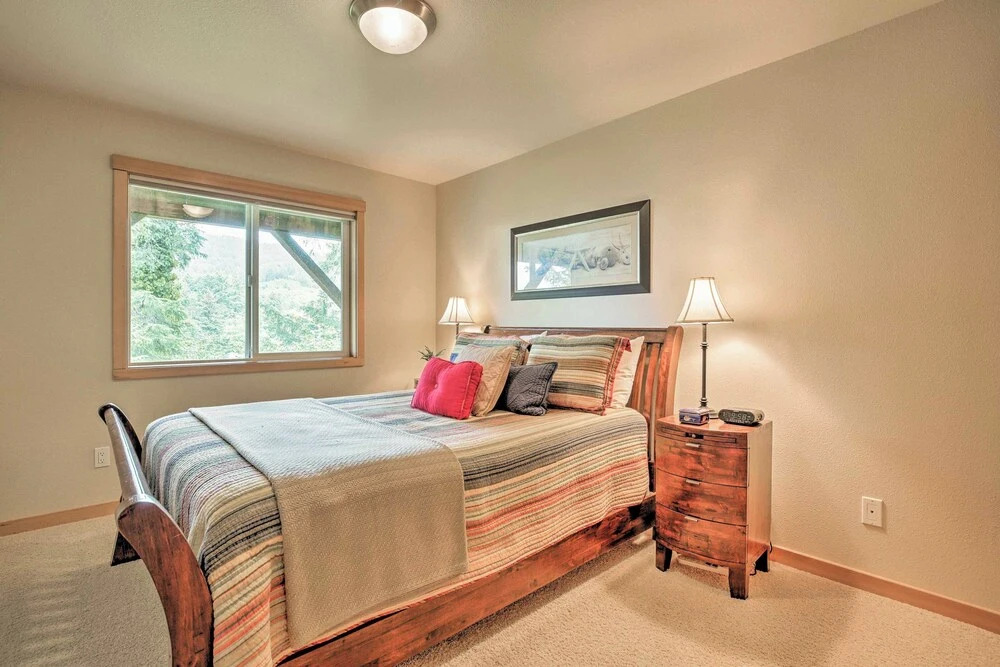 Spacious Family Townhome: Walk to Beach & Downtown