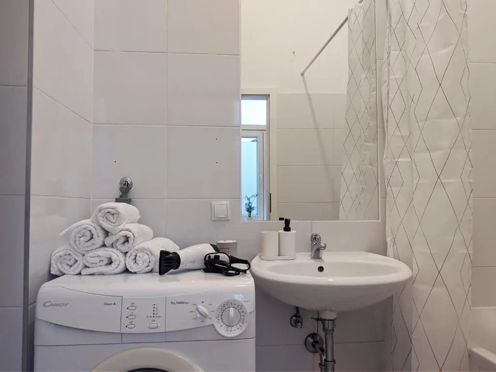 12 min to the City Center! Designer Apartment