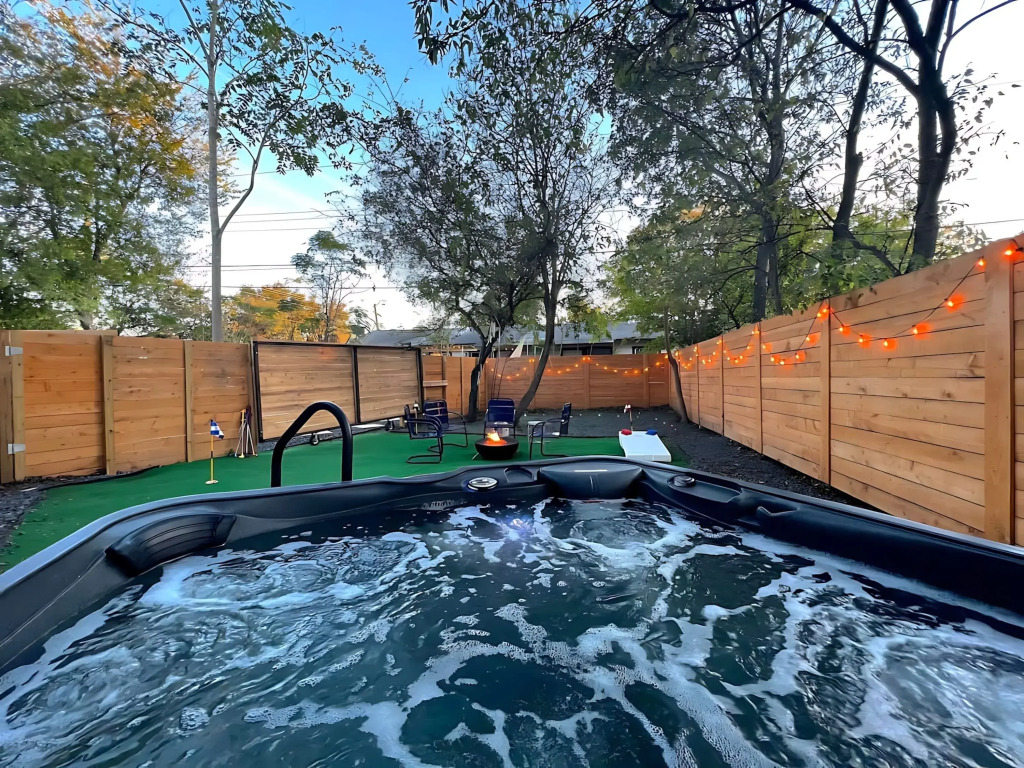 Hot Tub Royale Rainey Street — 6 minute drive