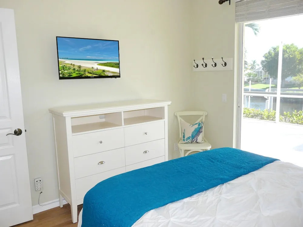 Luxuriously Furnished Waterfront Home With Pool/spa