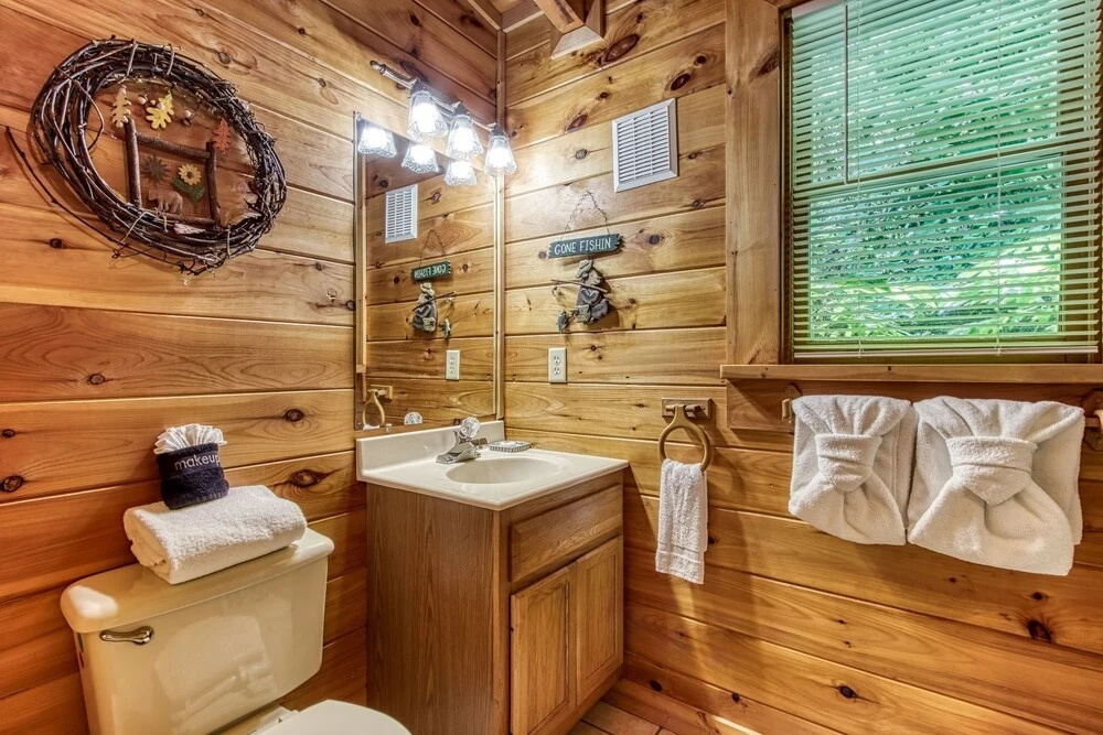 Cupid's Hideaway - Convenient To Downtown Gatlinburg And The National Park! 1 Bedroom Cabin by RedAwning