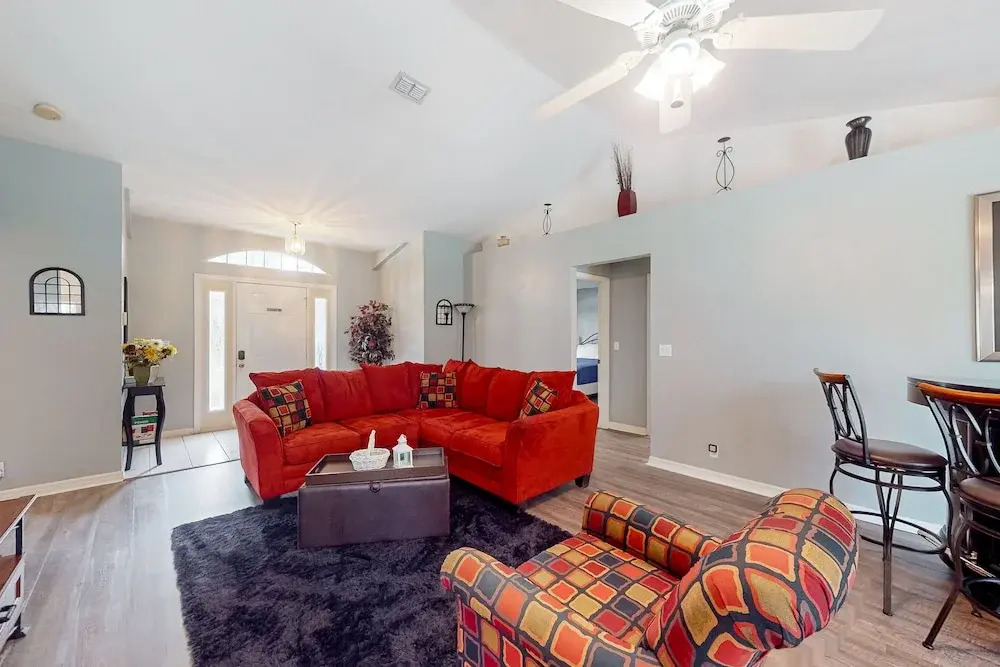 Spacious Home With Enclosed Pool, Open Layout, Washer/dryer, Internet, & AC
