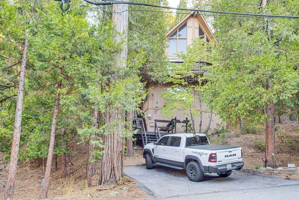 1 Mi to Lake Arrowhead Village! Cabin w/ Game Room