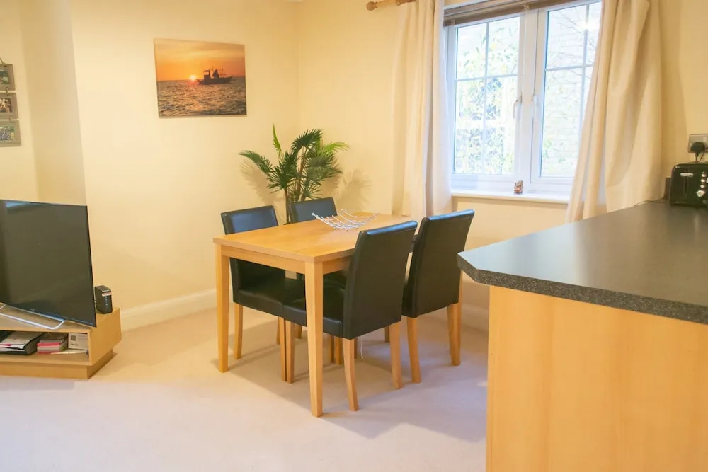 Bright 2 Bedroom Flat With Parking in Oxford